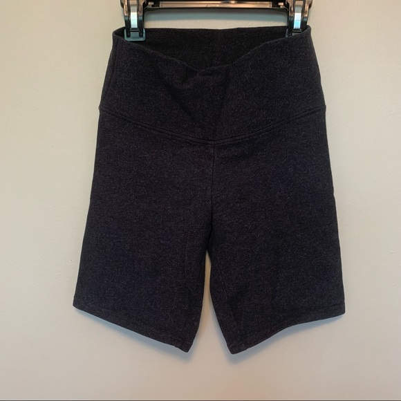 ARITZIA TNA Atmosphere Hi-Rise 7" Short, Heather black - Picture 3 of 7